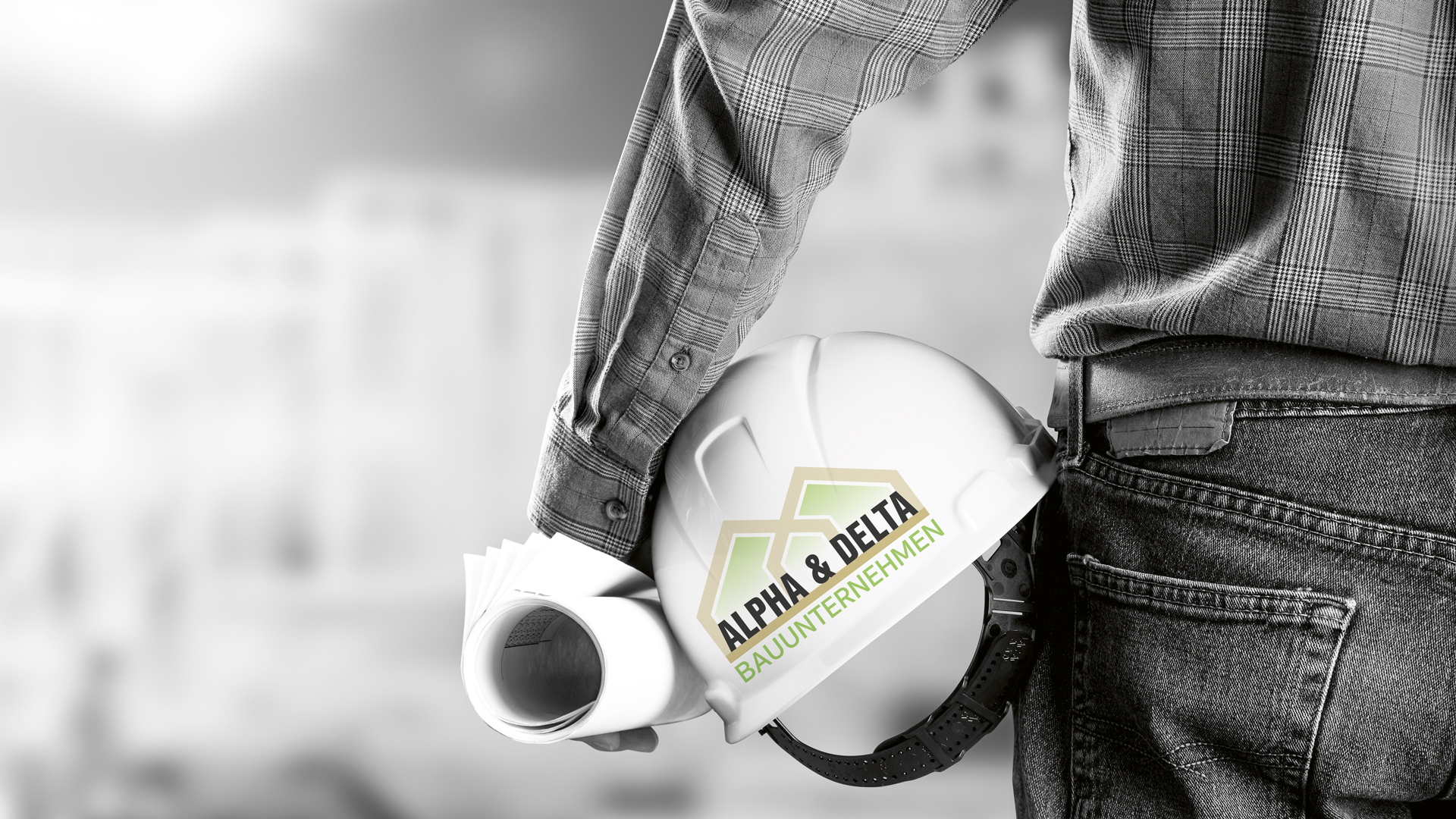 Arbeiter mit Helm unterm Arm